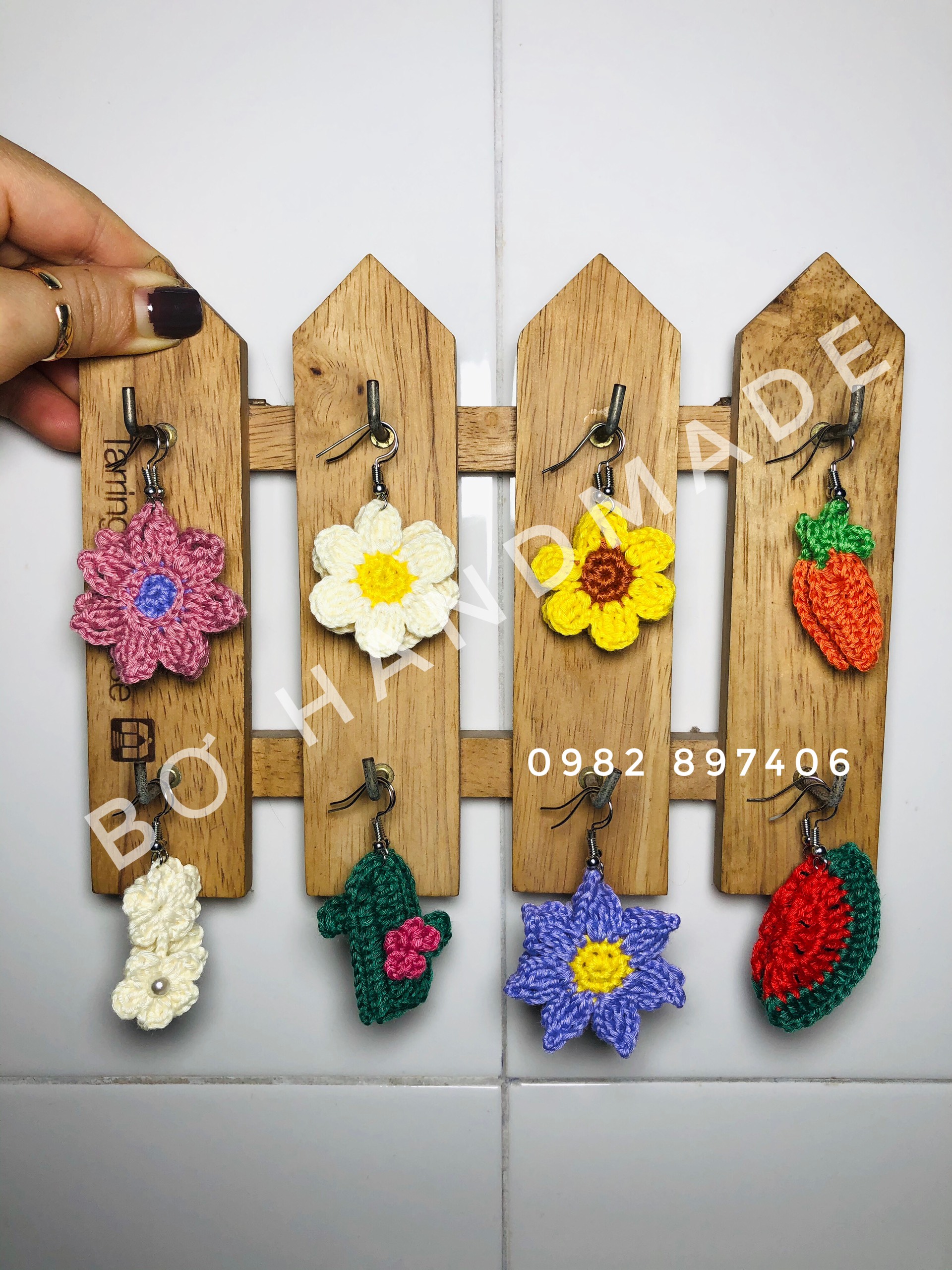 Khuyên tai được móc từ sợi cotton handmade - Đồ trang sức thủ công mỹ nghệ - Bơ shop