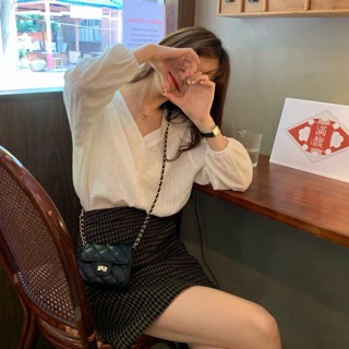 Sơmi trắng cổ V