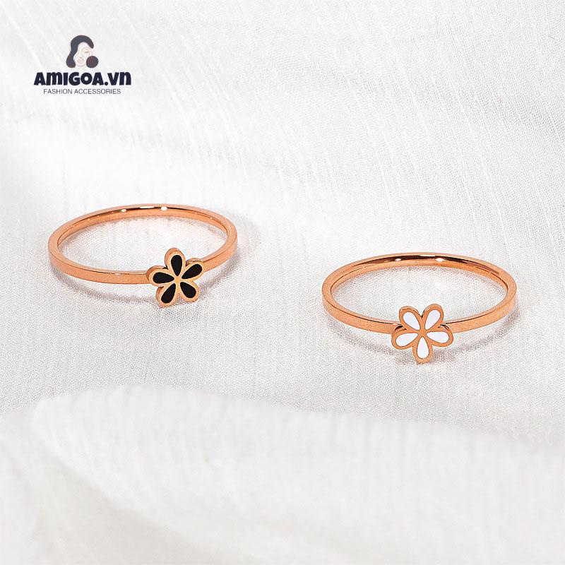 Nhẫn Khắc Hình Hoa Cúc Nhỏ Màu Trắng Đen Thời Trang Hàn Quốc