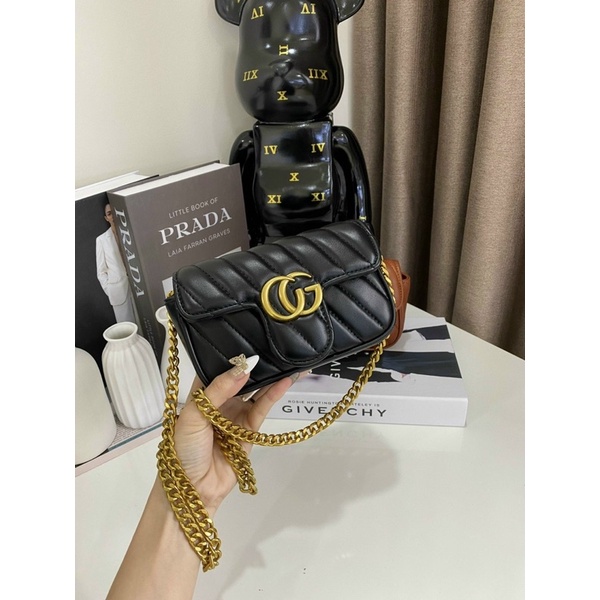 Túi Đeo Chéo Trần Vạch Logo Vàng Nổi Màu Nâu