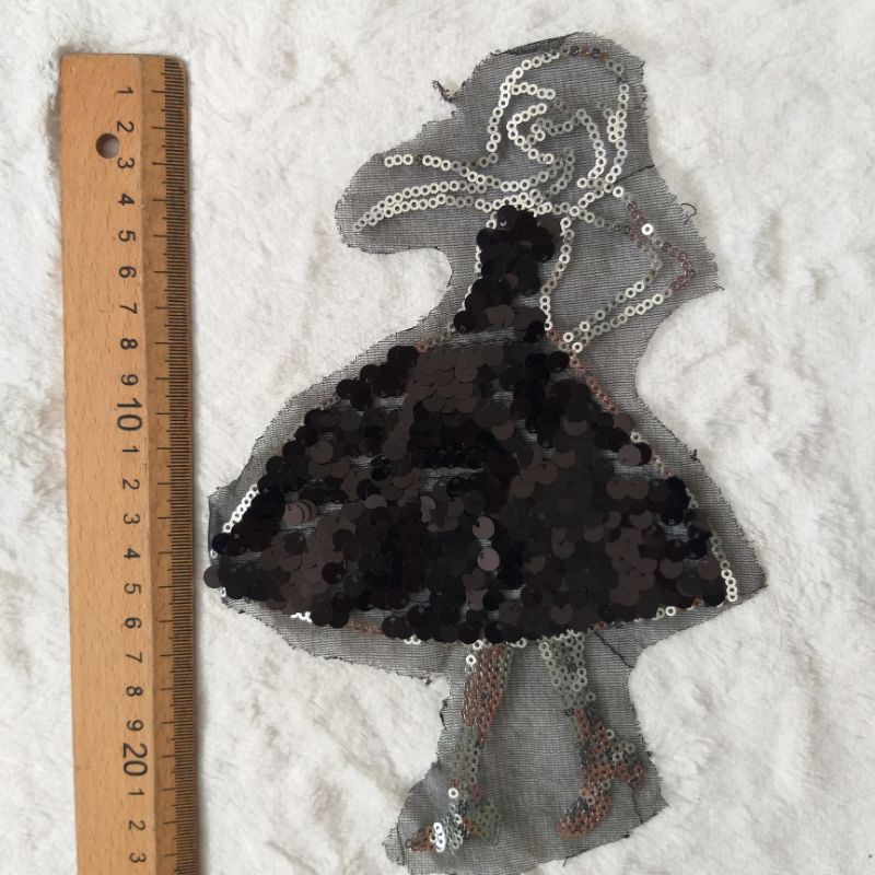 Hình may  và hình ủi cô gái .