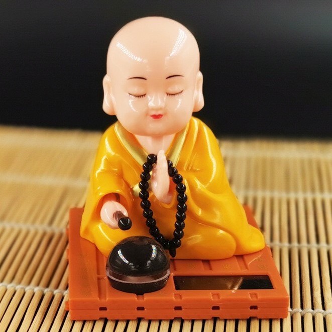 Tượng phật chú tiểu gõ mõ tụng kinh dùng pin nlmt áo cà sa vàng mới, hàng đẹp Smarttnt.vn