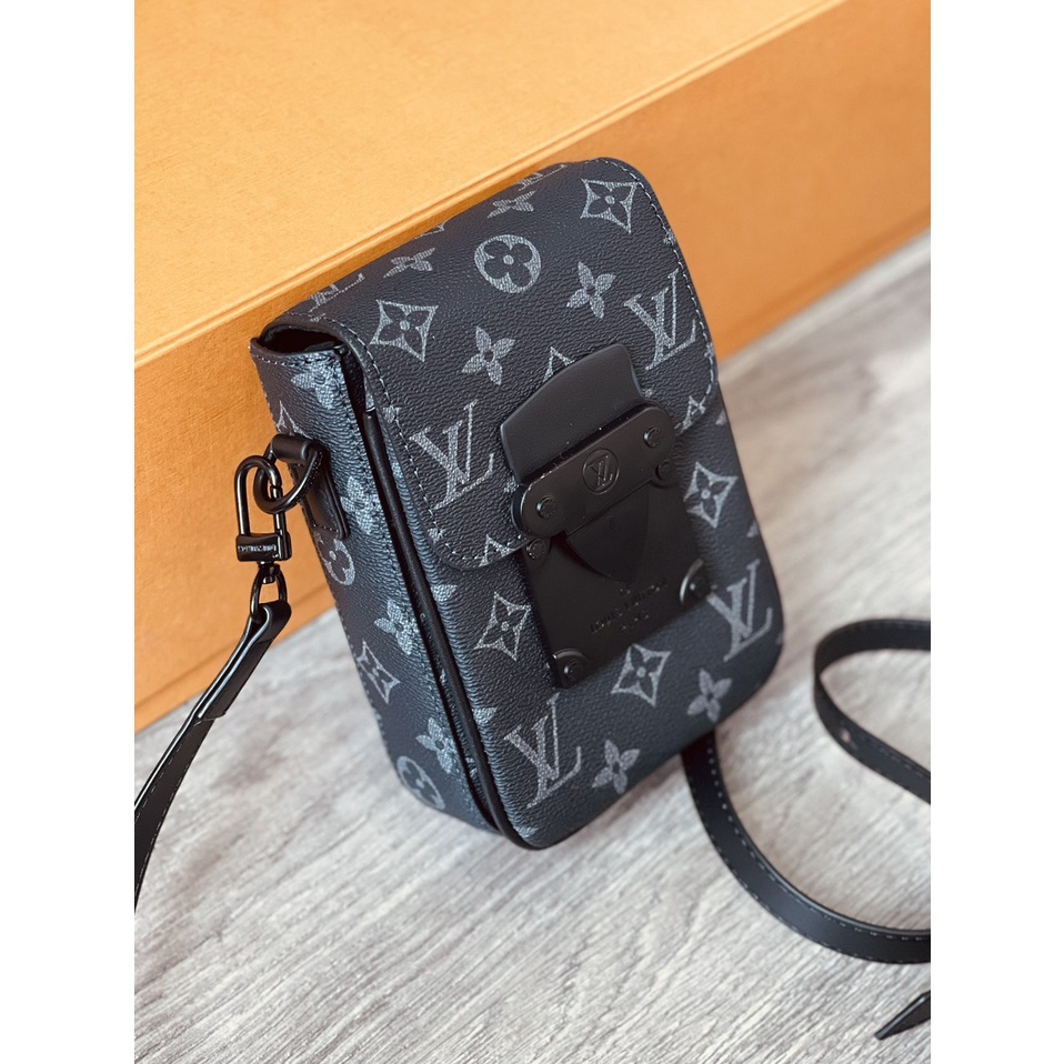 L.V phone pouch bag super Kích thước : 12 x 18 cm Màu sắc: 2 màu