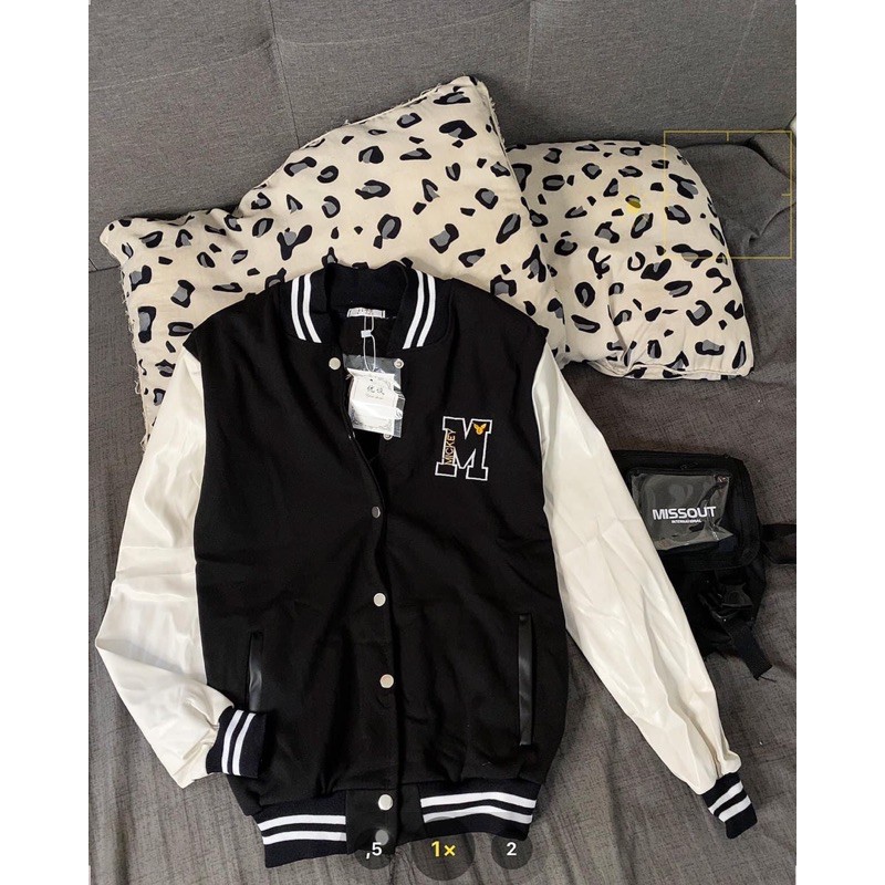 Áo bomber phối đen trắng hình mickey cute hạt me