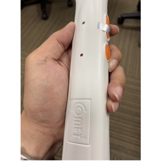 Vợt muỗi Comet CP043 màu cam, có đền pin