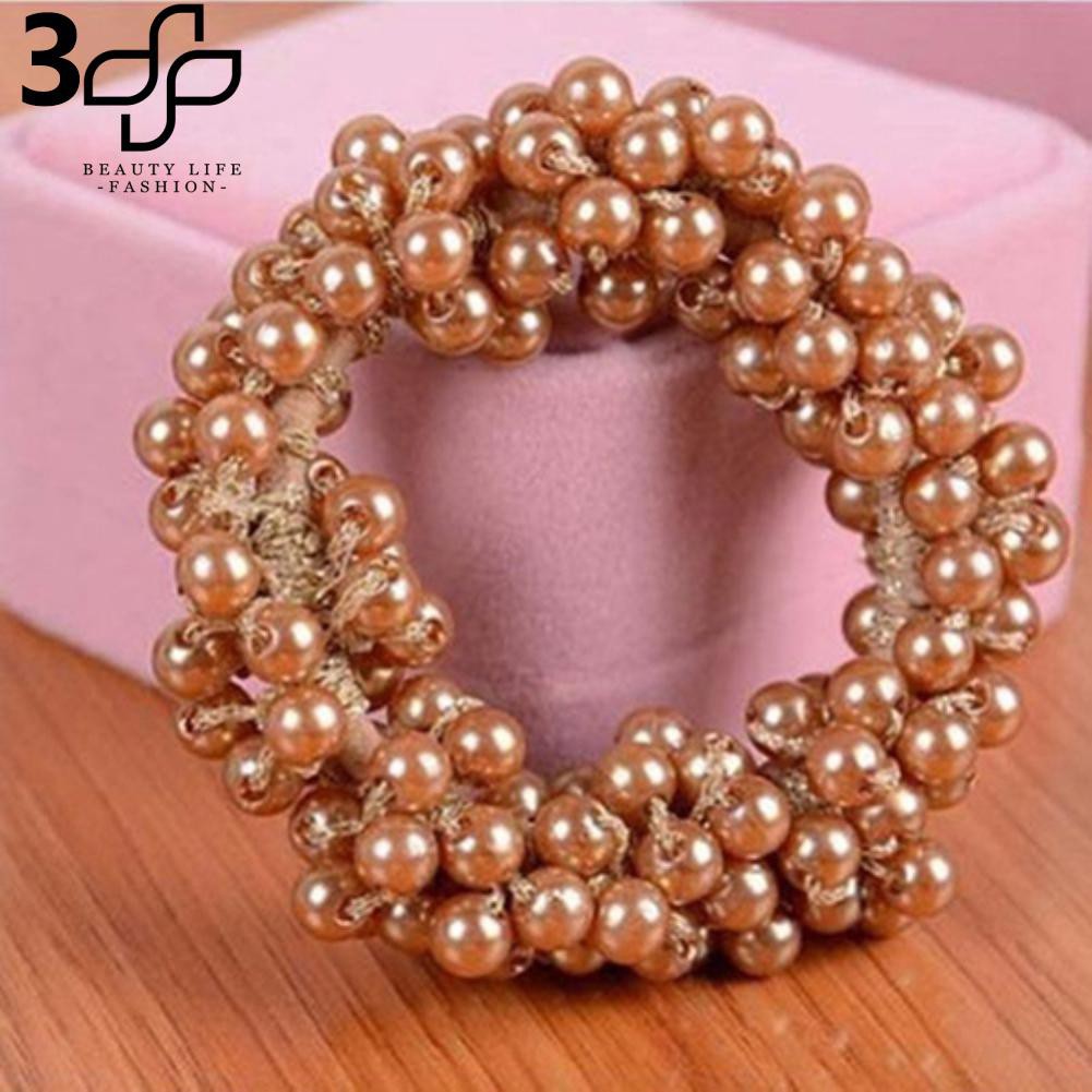 Cột tóc xỏ hạt ngọc trai