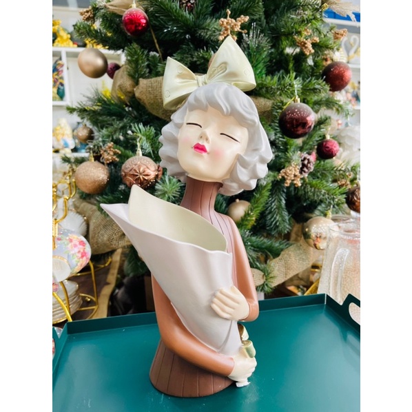 BÌNH HOA CÔ GÁI/ Tượng cô gái ôm hoa