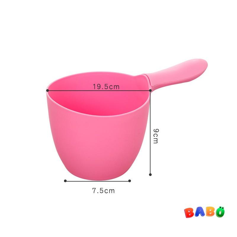 Ca múc nước gội đầu cho bé