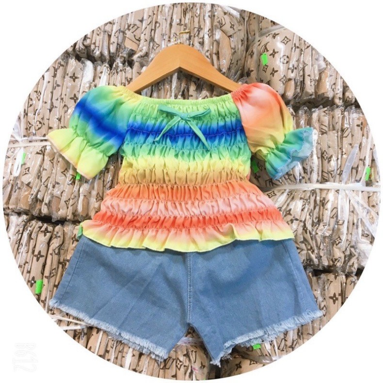 Set áo cầu vồng nhún + quần sooc jean.