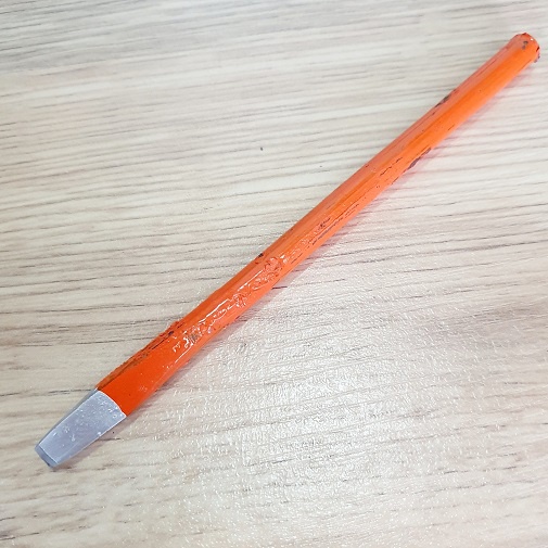 Một Mũi Đục Sắt Dẹp Mini Sơn Màu Cam Thân Đầu Bạc Chiều Dài 170mm Đường Kính 8.8mm