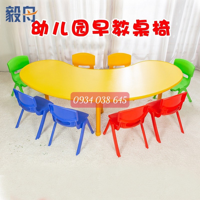 Chuyên cung cấp bàn nhựa hình vòng cung dành cho trẻ nhỏ mầm non