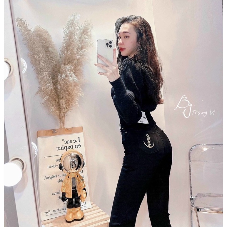 quần jean đen lưng cao thêu chữ (hình thật shop Thảo Nhỏ Store chụp )