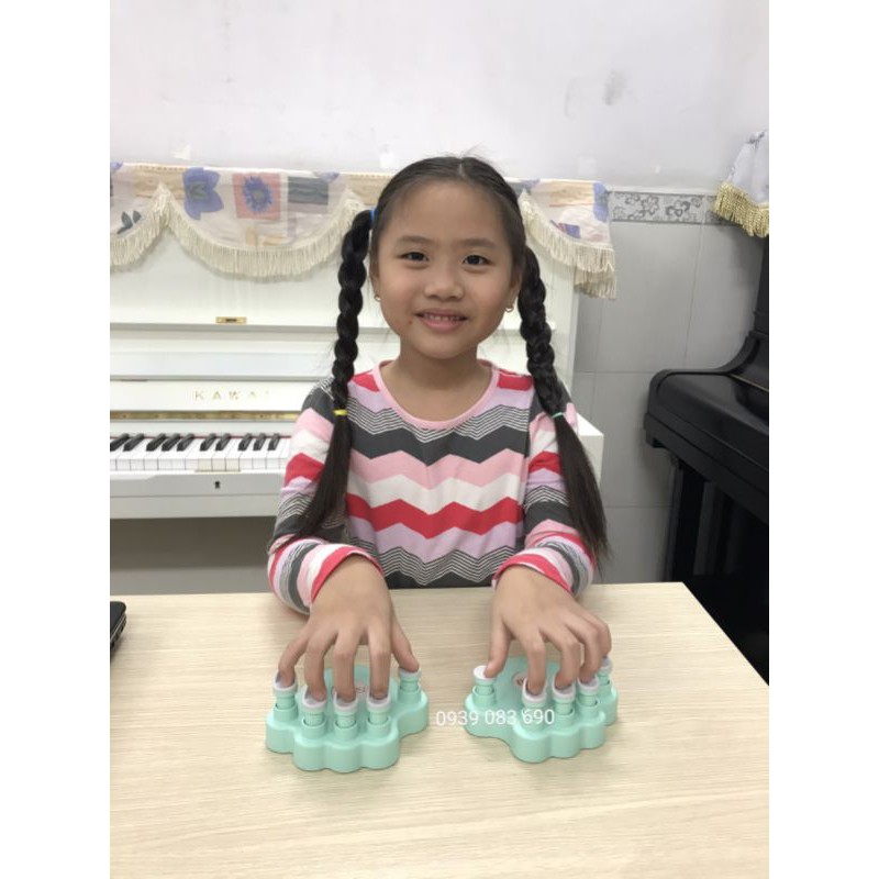 Dụng cụ luyện ngón tay khi tập đàn Piano cho bé