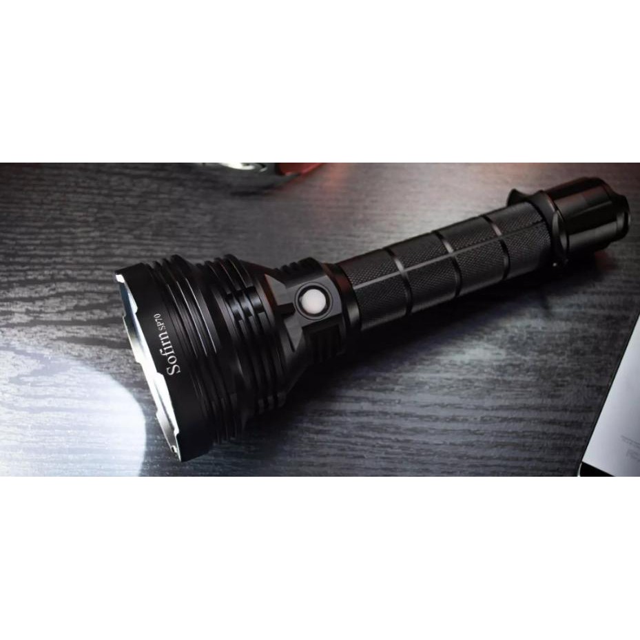 Đèn pin sofirn SP70 công suất 32w với lò xo kép mạ vàng tăng dòng dẫn quang thông 5500 luen chiếu tỏa mạnh