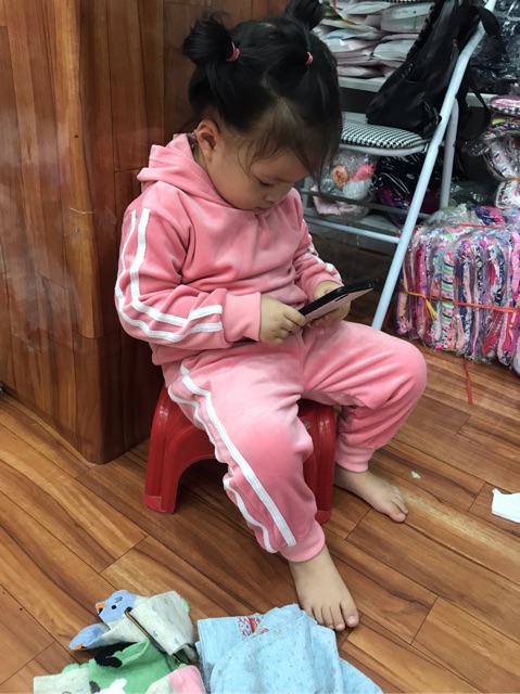 Bộ body nỉ nhung màu hồng cho bé gái
