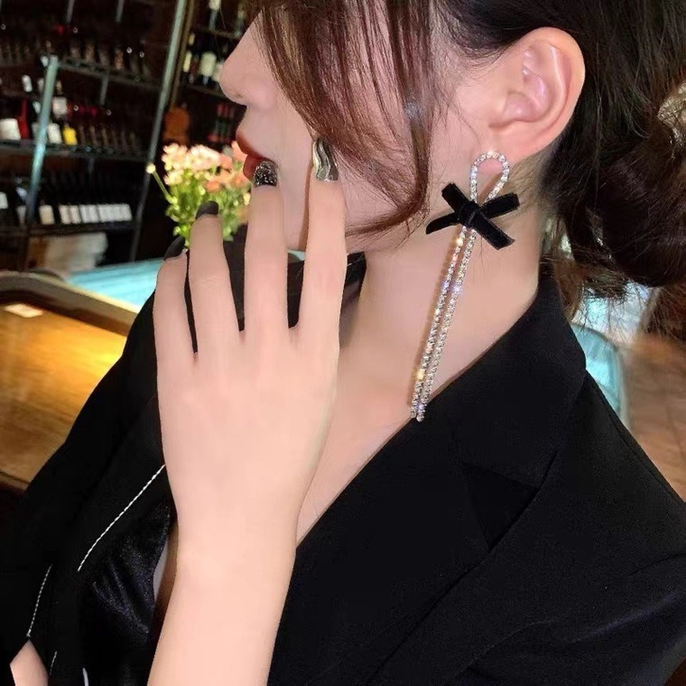 Bông Tai Nhung Đen Dáng Dài Đính Đá Phối Tua Rua Sang Trọng Cho Nữ