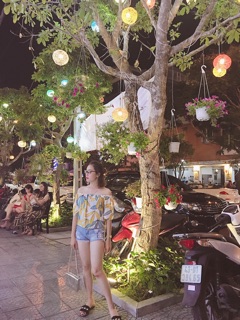 Áo trễ vai hoa lá