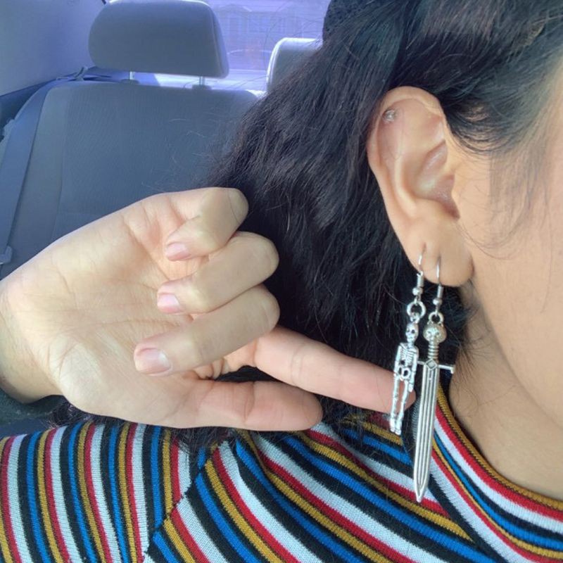 Khuyên Tai Hình Thanh Kiếm Phong Cách Gothic Thời Thượng