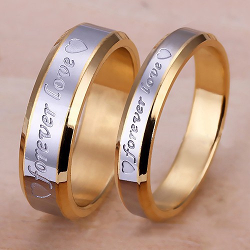 Nhẫn cặp vàng điêu khắc chữ &quot;forever love&quot; cho dịp đính hôn