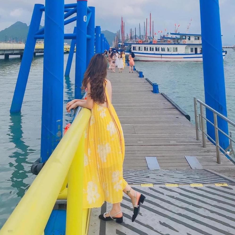 VIP Đầm Cổ Yếm, Váy Maxi Dập Ly V49, Chất Lụa Mềm Mướt, Mầu Vàng Loang, Cho Dáng Dài Miên Man, Những Shot Ảnh Để Đời