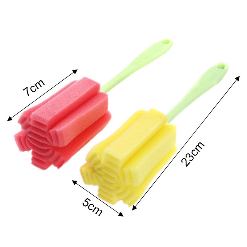 Bàn chải bọt biển dùng lau chùi với ly thủy tinh dùng trong nhà bếp