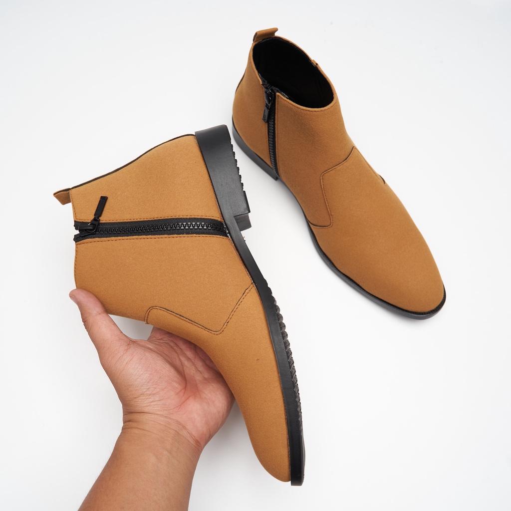 Giày chelsea boots nam da lộn, cổ khóa, đế khâu chắc chắn.