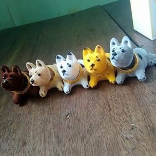 Chó lắc lư xe hơi
