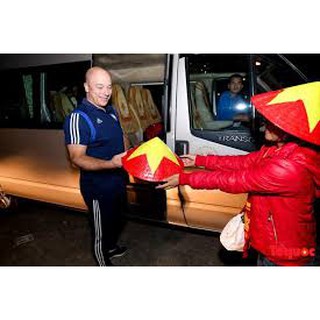 Nón lá vẽ cờ đỏ sao vàng