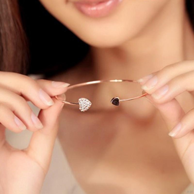 Vòng tay hình tim có đính hạt đầy quyến rũ