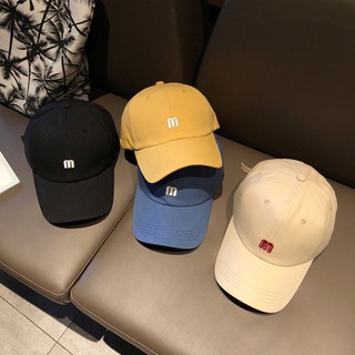 Mũ lưỡi trai thêu chữ M