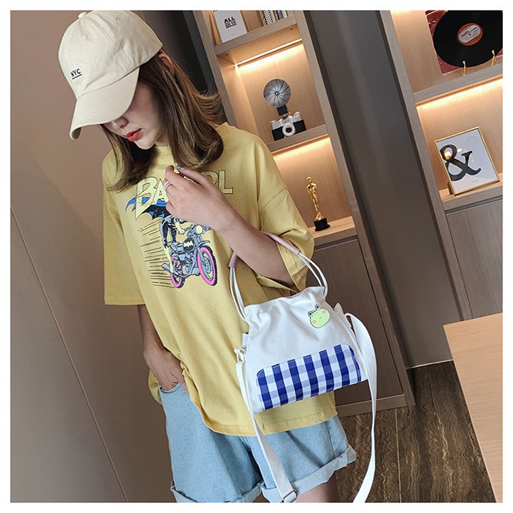 TÚI ĐEO CHÉO NỮ VẢI KẺ SỌC GẮN STICKER TT 55 | BigBuy360 - bigbuy360.vn