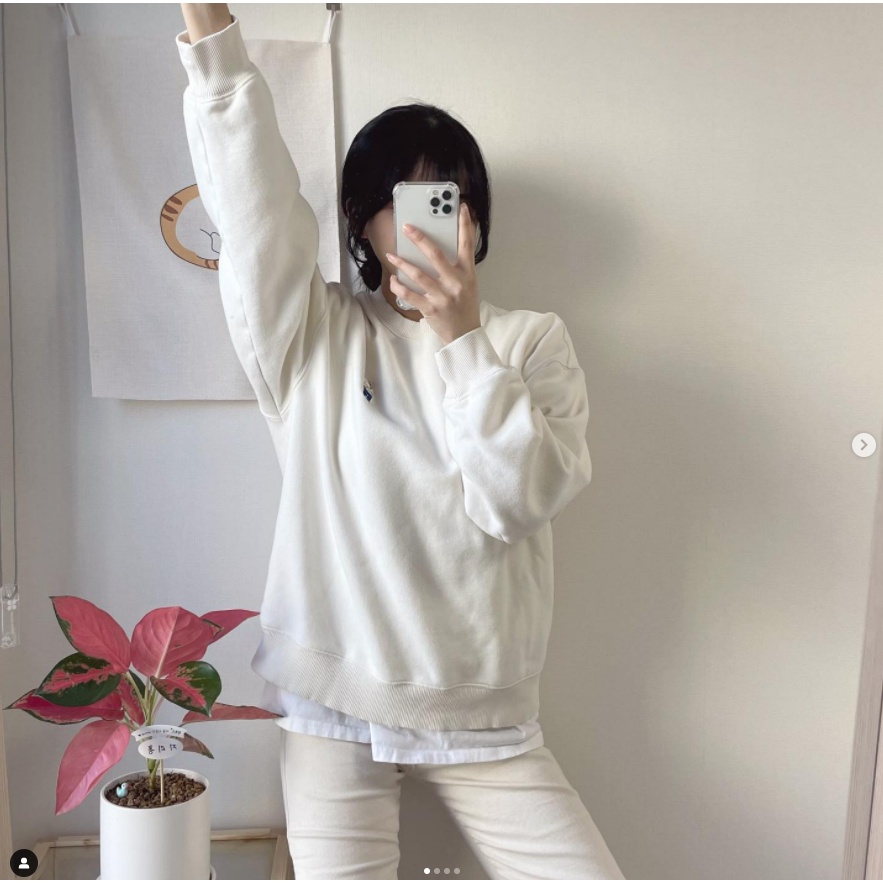 Áo sweater WHO.A.U màu trơn họa tiết gấu Steve WHMWC2203U
