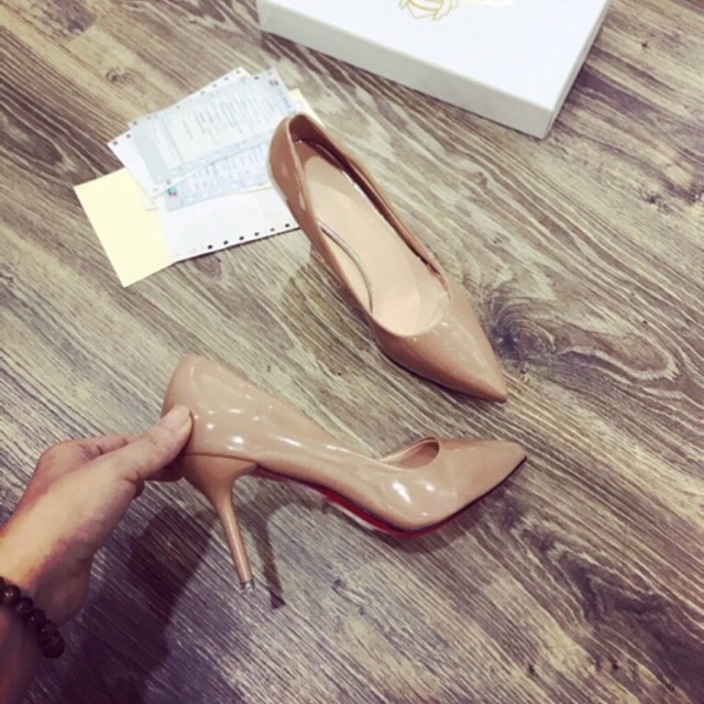 Sandal gót nhọn , mũi nhọn