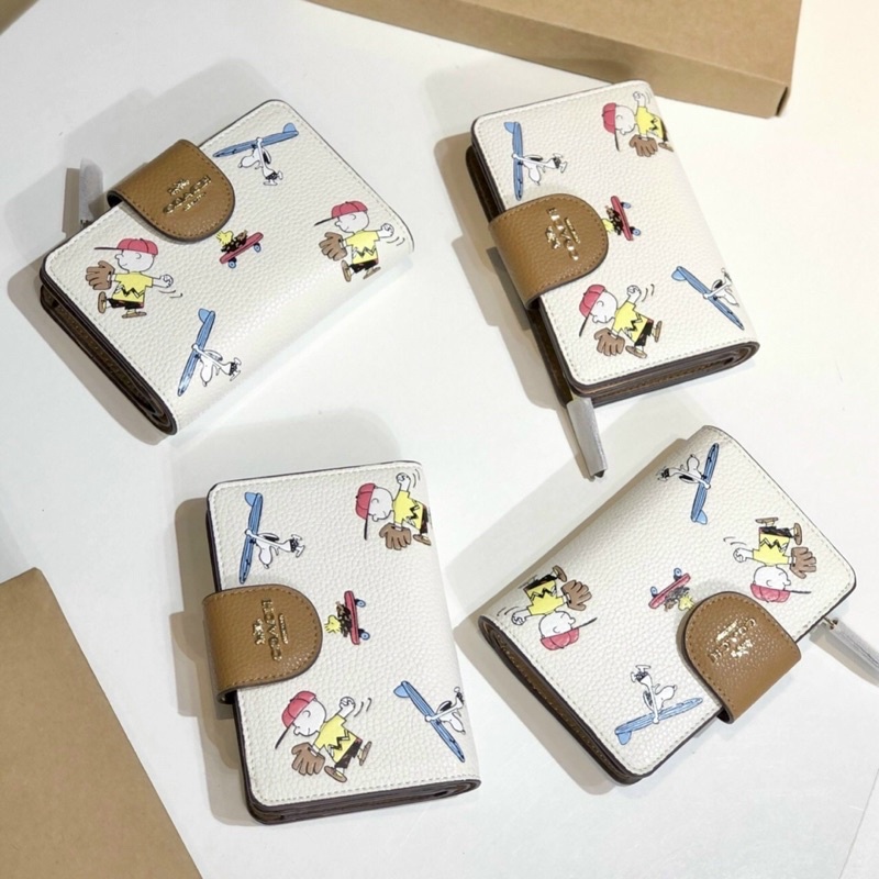 Ví ngắn Coach Peanuts Medium Corner Zip
