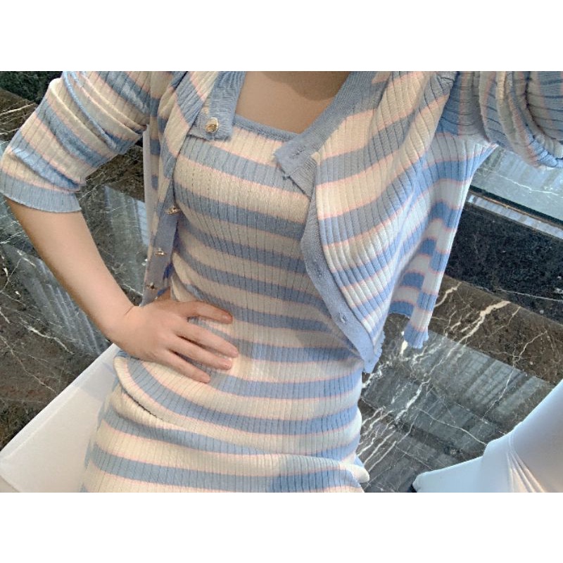 Set váy len mỏng hai dây kèm áo cardigan kẻ sọc xanh trắng đẹp