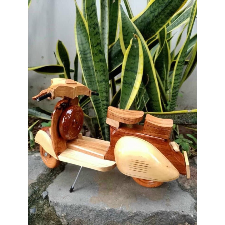 xe vespa bằng gỗ trang trí
