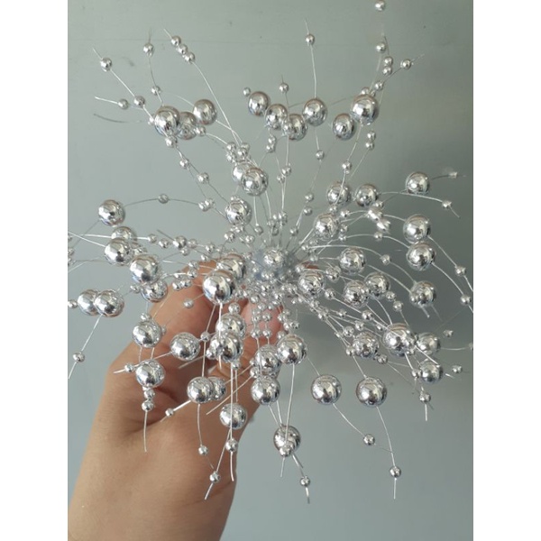 Chùm dây hạt cườm làm nhụy hoa voan khổng lồ