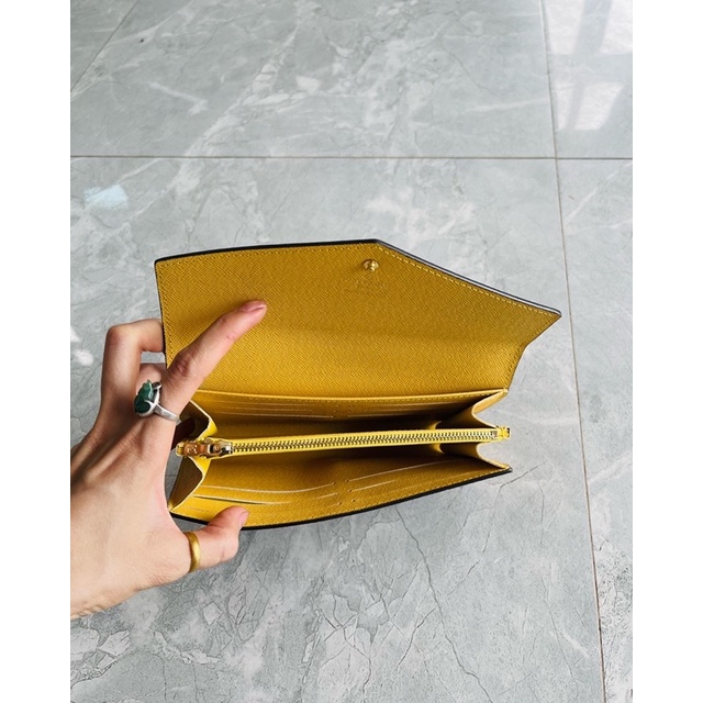Ví cầm tay da thật, bên trong lót màu vàng, mọi chi tiết như ảnh và video shop chụp