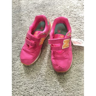 Giày thể thao bé gái hiệu New Balance size 32