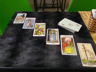 Khăn lông đen trải bài Tarot