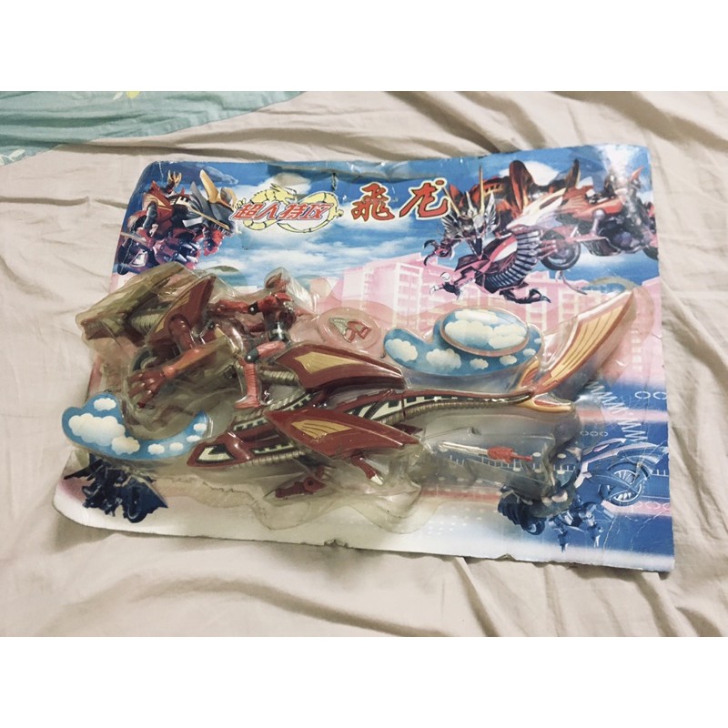 Kamen rider Ryuki survive cưỡi xe may rồng cổ đại