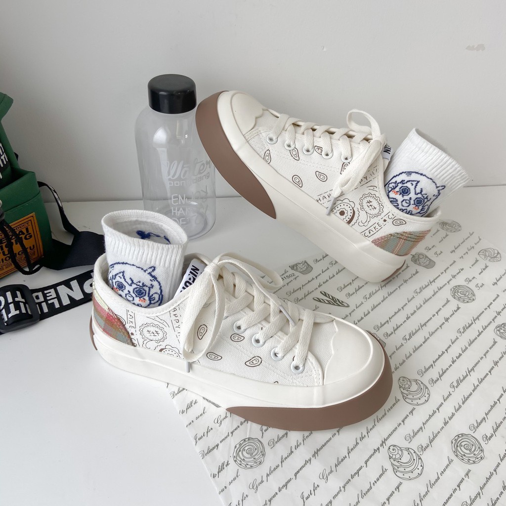 Giày thể thao nữ đế bằng kiểu dáng basic, giày sneaker  phối hoạ tiết đáng yêu kiểu dáng học sinh yêu thích