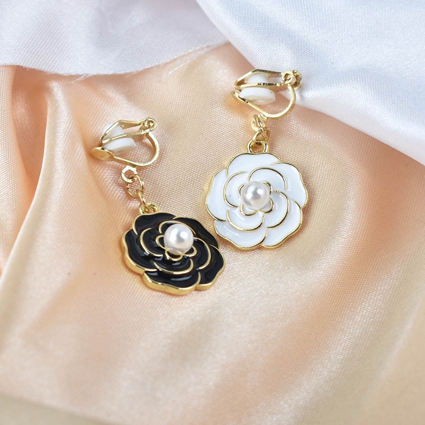 Khuyên Vành Tai Hình Hoa Tráng Men Màu Trắng Đen Không Cần Xỏ Lỗ