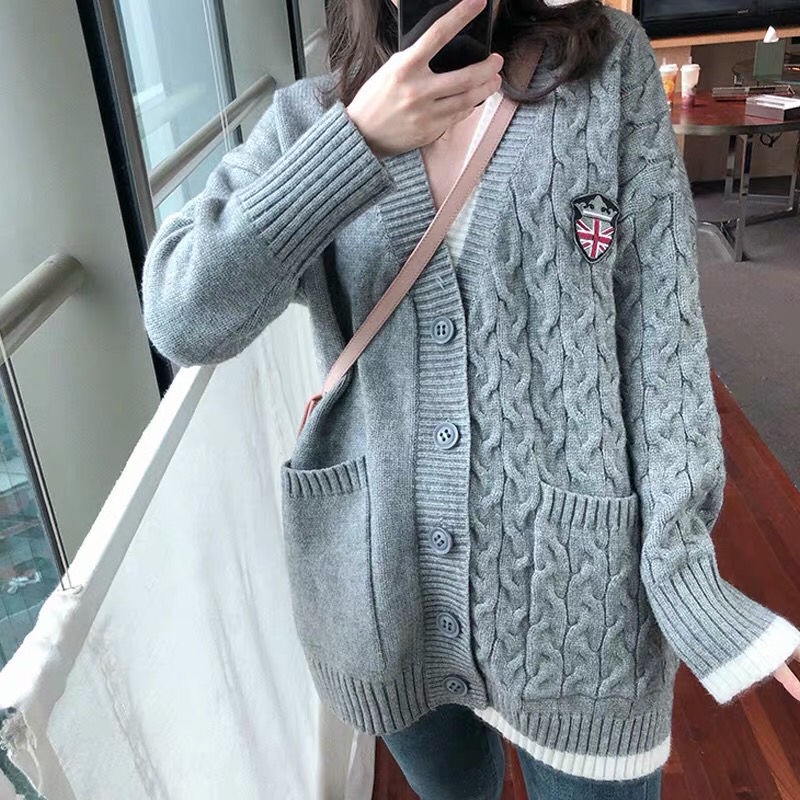 Áo Khoác Cardigan Dáng Rộng Màu Xám Phong Cách Hàn Quốc Huy Hiệu Ngực Tay Dài | Smide Clothing