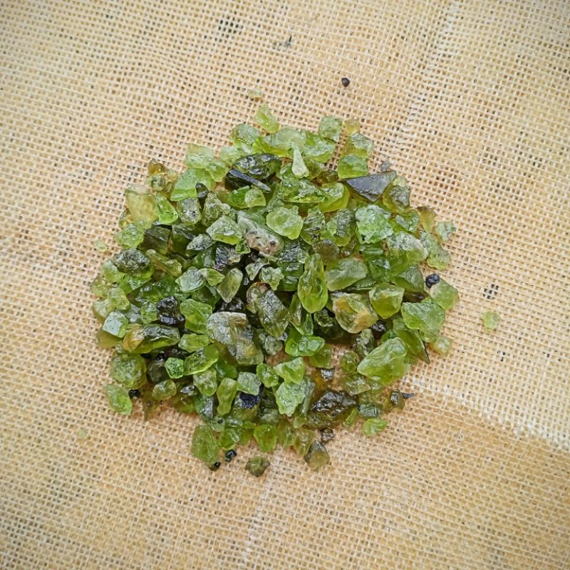 Peridot vụn thô màu xanh oliu sưu tầm, bỏ hũ tạo năng lượng tích cực