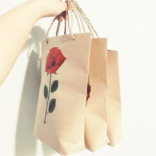 COMBO 10 TÚI GIẤY KRAFT  QUAI CÓI MẪU HOA HỒNG KT 20*25cm