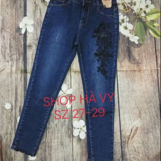 Quần jeans thêu hoa đính đá
