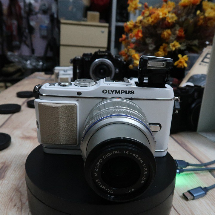 Máy ảnh Olympus Pen E-P3 kèm ống kính 14-42 quay, chụp tốt