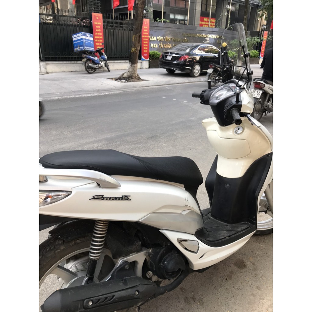 Kính chắn gió xe máy Thành Trung lắp cho xe SYM Shark