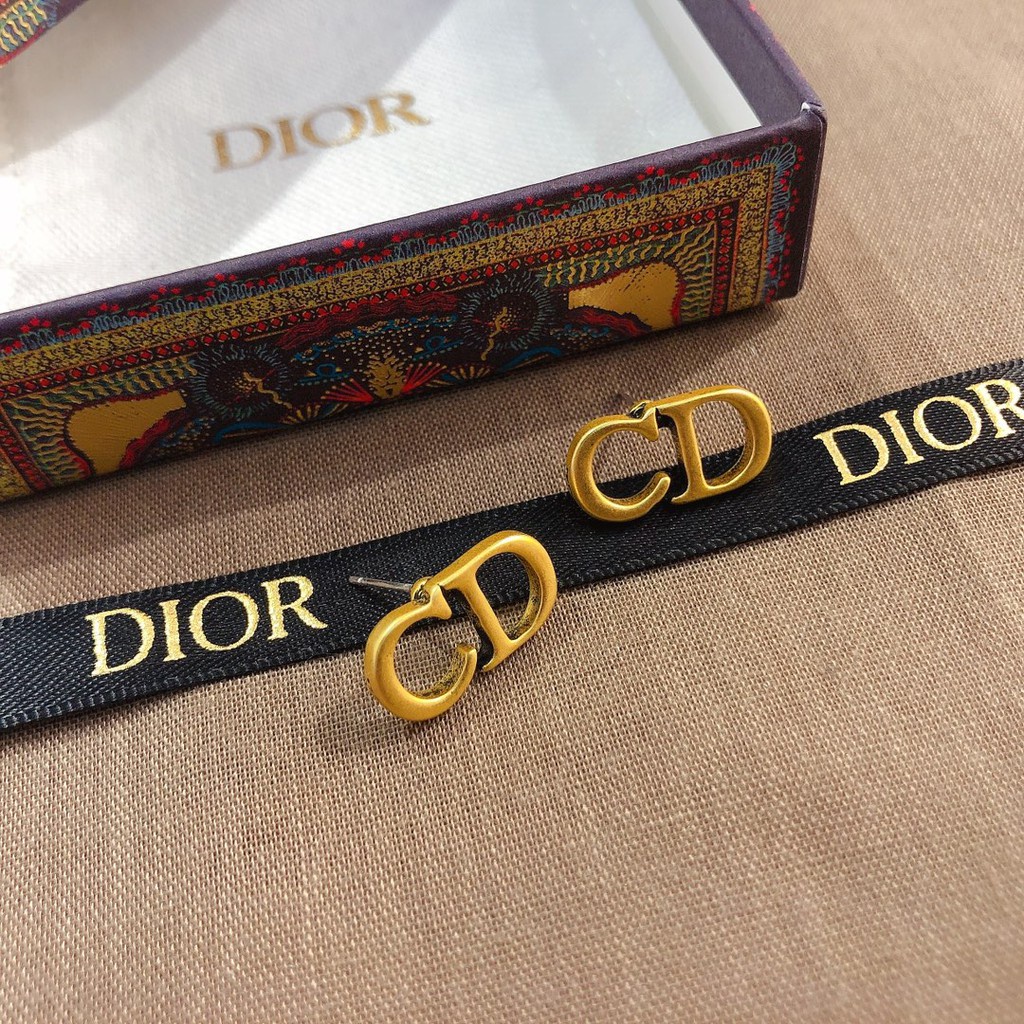 Khuyên tai Dior kiểu dáng độc đáo nữ tính thanh lịch